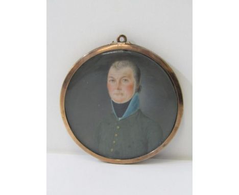 PORTRAIT MINIATURE, miniature portrait of a Georgian gentleman in a yellow metal frame, 6cm diameter