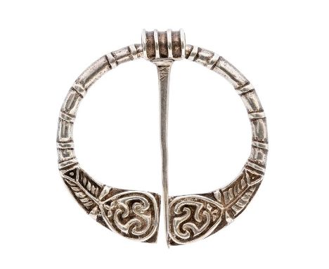 Alexander Ritchie- A Scottish silver kilt pin, circular form with embossed Celtic decoration, diameter approx. 43mm, Glasgow 