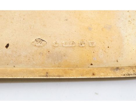 A 9ct gold engine turned cigarette case, size approx. 12.5 x 8.5cm, push button clasp,  interior engraved Kenneth G Pratt, el