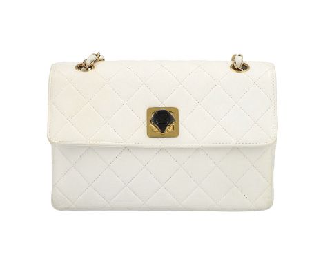 CHANEL VINTAGE Umhängetasche "SINGLE FLAP BAG". Koll. 1997-1999. Glattleder in Weiß mit Diamantsteppung und goldfarbener Hard