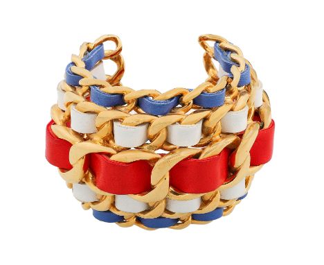 CHANEL VINTAGE Armreif, Koll.: 26. RARITÄT. Vergoldetes Modell bestehend aus fünf Reihen an Ketten mit Leder durchflochten in