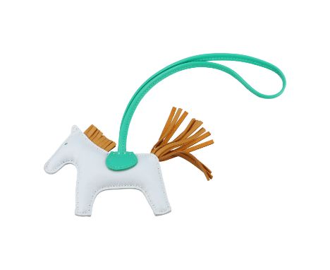 HERMÈS Taschenaccessoire "RODÉO PM", Koll.: 2022. Talisman (Charm) "Pferd" aus Milo-Lammleder in Hellgrau, Grün und Hellbraun