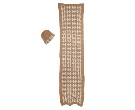 HERMÈS Set. 100% Kaschmir. Schal und Mütze in Beige mit cremefarbenem H-Motiv.Tragespuren vorhanden. 200 x 40 cm.| HERMÈS Set