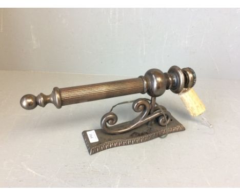Heavy metal fitting for a wall light 