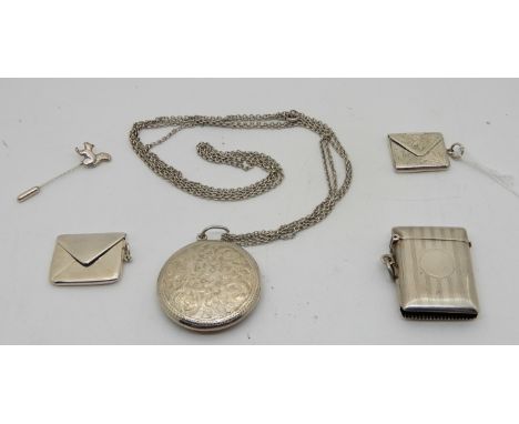 A lot comprising a silver vesta, a silver compact on chain and two silver stamp cases modelled as envelopes Condition Report: