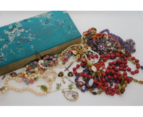 Coral beads, amethyst beads and other items Condition Report: No condition report available for this lot