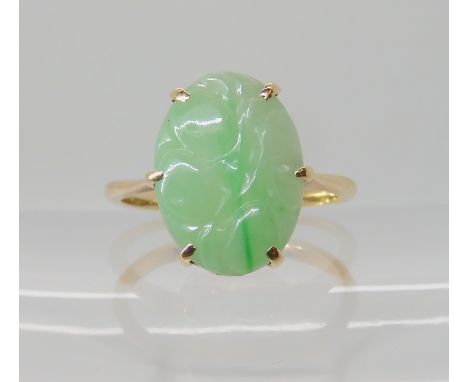 A 9ct gold Chinese green hardstone ring  carved with fruit, size P, weight 2.8gms Condition Report: Available upon request