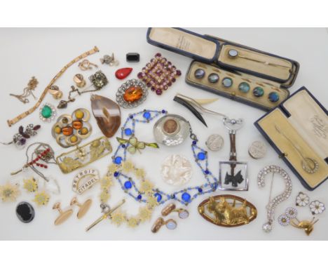 a collection of vintage costume jewellery to include two Scotty dog brooches Condition Report: No condition report available 