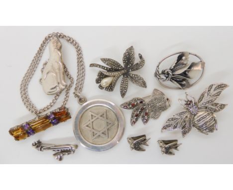 A collection of silver brooches to include a marcazite goldfish, bee set with amethyst and marcazite, a cat and other items C