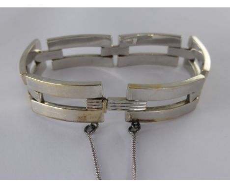 A Lady's 18 ct White Gold Continental Gate Link Bracelet, approx 23.5 gms.