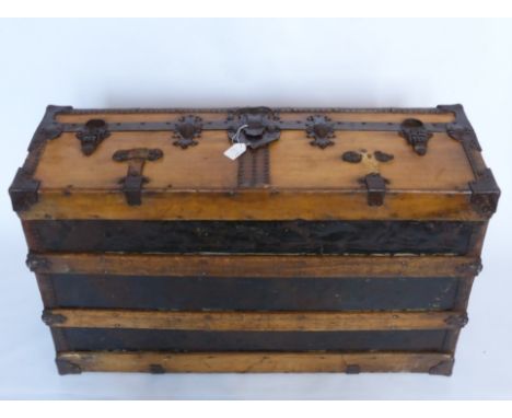 A Vintage Wood Steamer Trunk, the trunk having metal banding and corners with studded leather to the corners, approx 98 x 58 