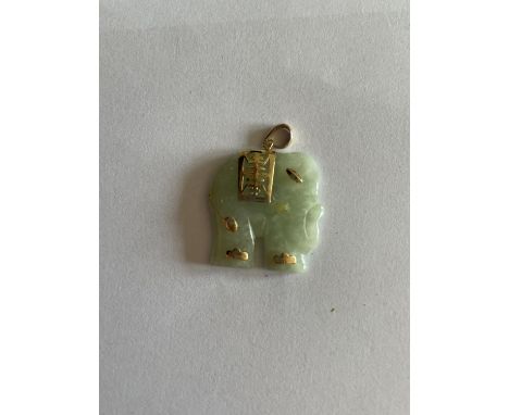 A 14 CARAT GOLD AND JADE PENDANT IN THE FORM OF AN ELEPHANT IN A PRESENTATION BOX 