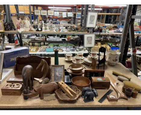 A LARGE GROUP OF VINTAGE TREEN AND WOODEN WARES, LETTER RACK, ANIMAL FIGURES ETC 