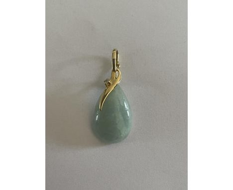 A 14 CARAT GOLD AND JADE PENDANT IN A PRESENTATION BOX 