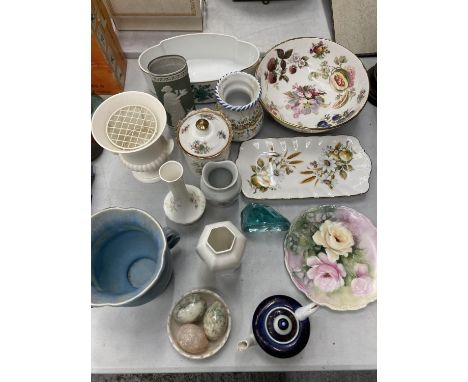 A QUANTITY OF CERAMIC AND CHINA TO INCLUDE BOWLS, VASES, EGGS, A PLANTER, ETC PLUS A PIECE OF SIGNED HOVMANTORP SWEDISH BLUE 