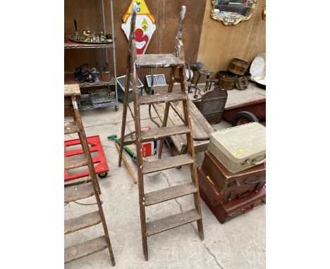 A VINTAGE FIVE RUNG WOODEN STEP LADDER 