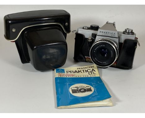 A VINTAGE CASED PRAKTICA LTL CAMERA FITTED WITH CARL ZEISS JENA 2.8/50M LENS AND ORIGINAL BOOKLET 