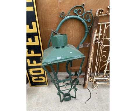 A VINTAGE DECORATIVE COURTYARD LIGHT WITH HANGING BRACKET (NO GLASS) 