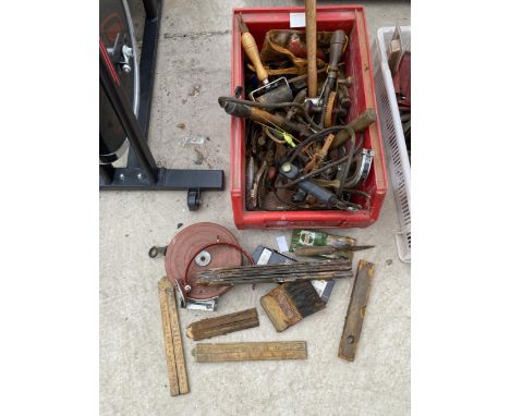 AN ASSORTMENT OF TOOLS TO INCLUDE A BRACE DRILL, TIN SNIPS AND PLIERS ETC 