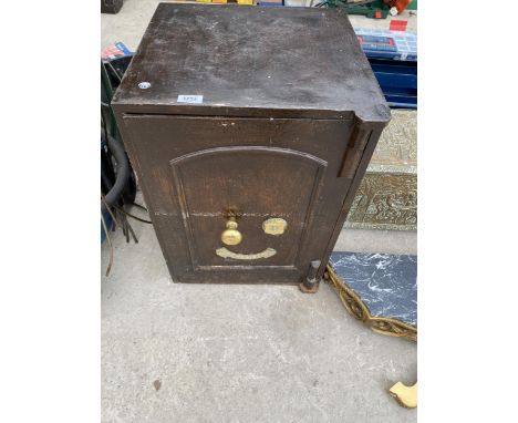 A VINTAGE HEAVY CAST IRON FIRE SAFE WITH BRASS FITTINGS (UNLOCKED BUT NO KEY PRESENT) 