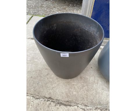 A LOW BLACK FIBRE GLASS CIRCULAR PLANTER (H:39CM) 
