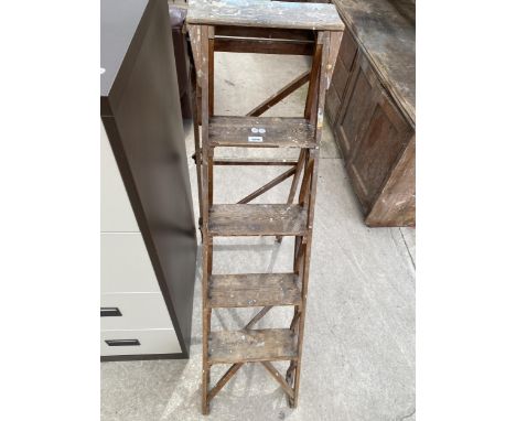 A VINTAGE FOUR RUNG WOODEN STEP LADDER 