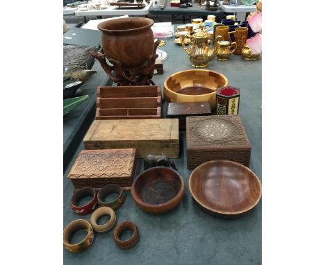 A COLLECTION OF TREEN ITEMS TO INCLUDE AN AFRICAN HAND CARVED STAND AND BOWL, VINTAGE BOXES, NAPKIN RINGS, BOWLS, ETC 