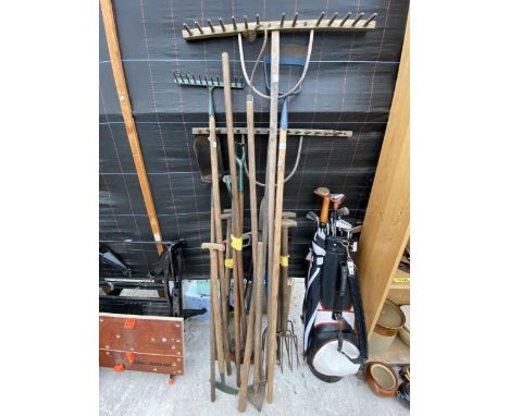 AN ASSORTMENT OF GARDEN TOOLS TO INCLUDE RAKES, FORKS AND SPADES ETC 