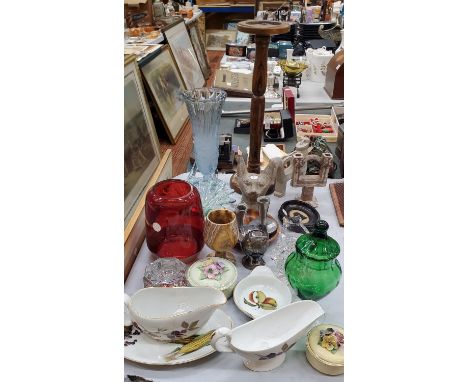 A LARGE MIXED LOT TO INCLUDE GLASS VASES, ROYAL WORCESTER 'EVESHAM', STONEWARE MODELS, A LARGE WOODEN CANDLE HOLDER, TRINKET 
