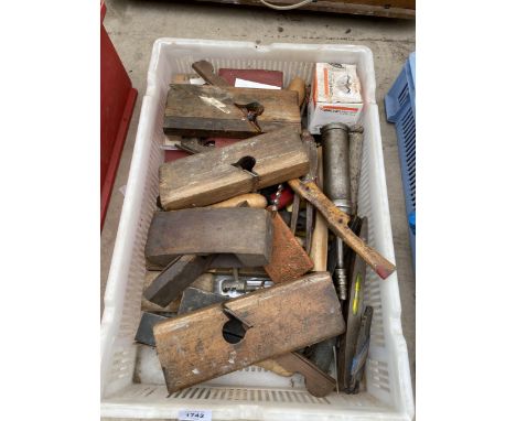 AN ASSORTMENT OF HAND TOOLS TO INCLUDE WOOD PLANES, GREASE GUNS AND TIN SNIPS ETC 