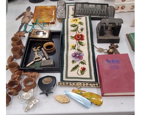 A LARGE VINTAGE LOT TO INCLUDE TREEN NAPKIN RINGS WITH CARVED ANIMALS, A PUNCH, TAPESTRY WALL HANGING, TINS, A MILITARY PHOTO