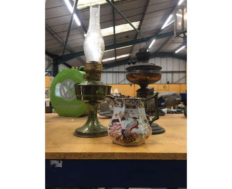 TWO VINTAGE OIL LAMPS PLUS A MASONS IRINSTONE JUG IN AN ORIENTAL PATTERN 