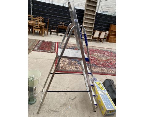 A FOUR RUNG ALUMINIUM STEP LADDER 