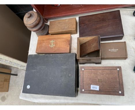 AN ASSORTMENT OF VINTAGE WOODEN BOXES TO INCLUDE A LEATHER BOUND WRITING BOX ETC 