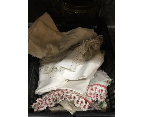 A QUANTITY OF VINTAGE LINEN AND COTTON TO INCLUDE TABLECLOTHS, PILLOW CASES, ETC 