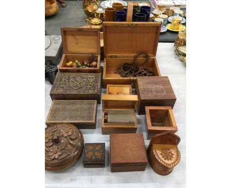A QUANTITY OF TREEN BOXES TO INCLUDE A SMALL CANTILEVER SEWING BOX, A CARD BOX, A TRINKET BOX WITH TRINKETS, ETC 