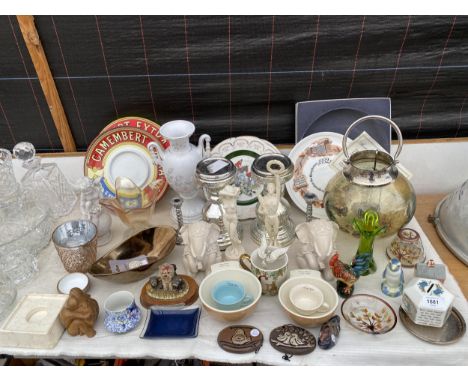 AN ASSORTMENT OF ITEMS TO IBNCLUDE CERAMIC MEASURING CUPS, CANDLE HOLDERS AND PLATES ETC 