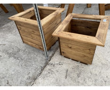 AN AS NEW EX DISPLAY CHARLES TAYLOR SET OF TWO GRADUATED PLANTERS *PLEASE NOTE VAT TO BE CHARGED ON THIS ITEM* 