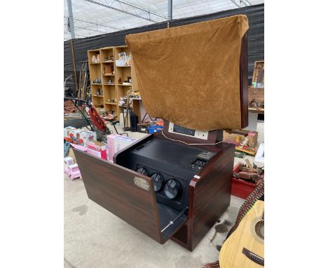 A RARE VINTAGE 1980'S TOSHIBA VIDEO SCREEN FRONT PROJECTION CRT TV IN NEED OF REPAIR FOR PICTURE, ONLY PRODUCING STATIC SOUND