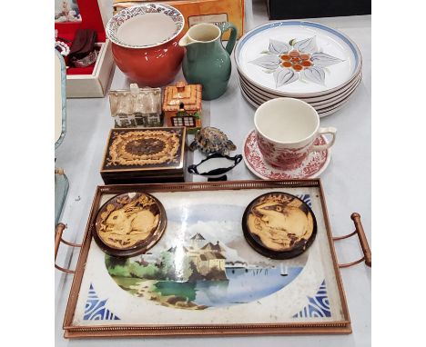 A QUANTITY OF DENBY 'CHATSWORTH' PLATES AND JUG, COTTAGE WARE, A VINTAGE GALLERIED TRAY, A LARGE ROYAL TUDOR WARE CUP AND SAU