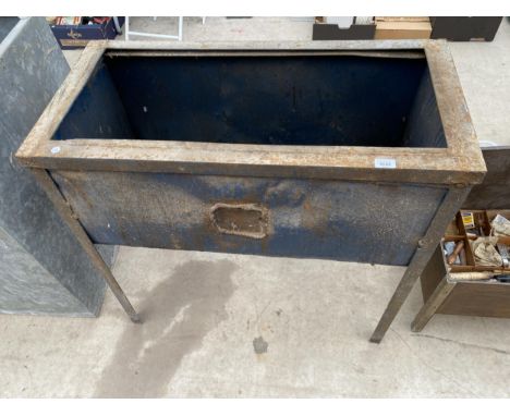 A VINTAGE METAL TROUGH WITH LEGS (L:94CM W:44CM H:88CM) 