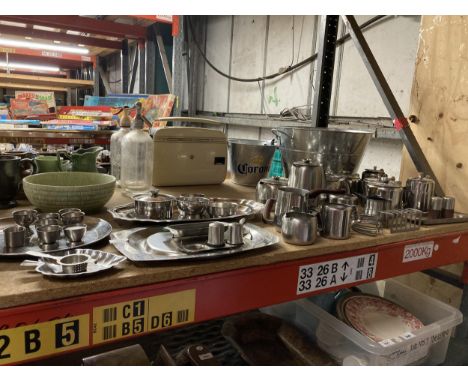 A LARGE COLLECTION OF VINTAGE STAINLESS STEEL DINNER AND TEA SERVICE ITEMS 