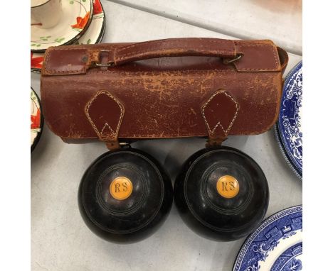 A SET OF VINTAGE BOWLS IN A LEATHER CASE 