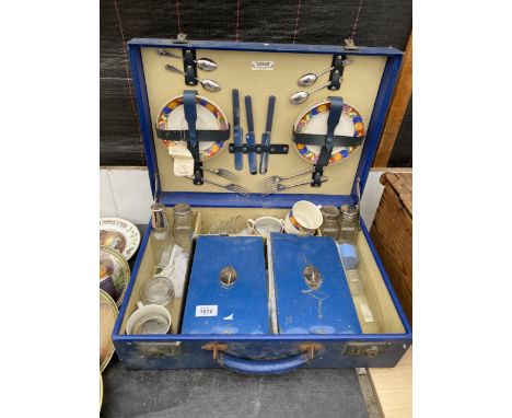 A SIRRAM RETRO PICNIC HAMPER (MISSING THE THERMOS FLASKS) 