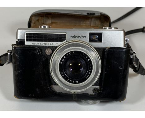 A VINTAGE CASED MINOLTA P CAMERA FITTED WITH ROKKOR 38MM LENS 