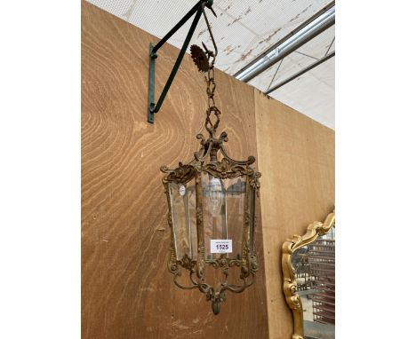 A VINTAGE BRASS CIELING LIGHT FITTING 