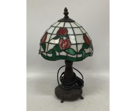 A TIFFANY STYLE TABLE LAMP AND SHADE 