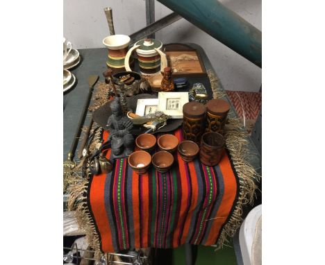 A MIXED LOT TO INCLUDE STONEWARE CHINESE FIGURE, VINTAGE ITEMS ETC 