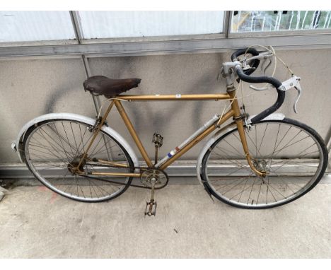 A VINTAGE GENTS BIKE WITH BROOKS SADDLE 
