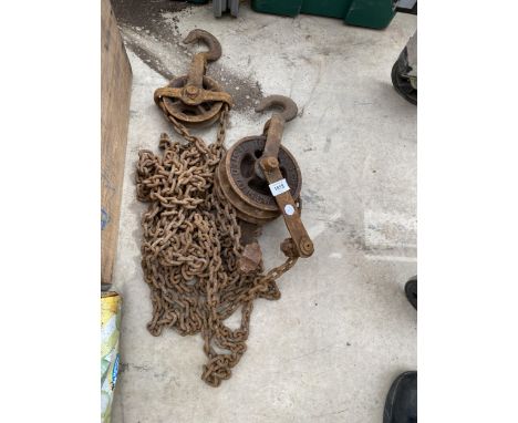 A VINTAGE BLOCK AND TACKLE PULLEY 